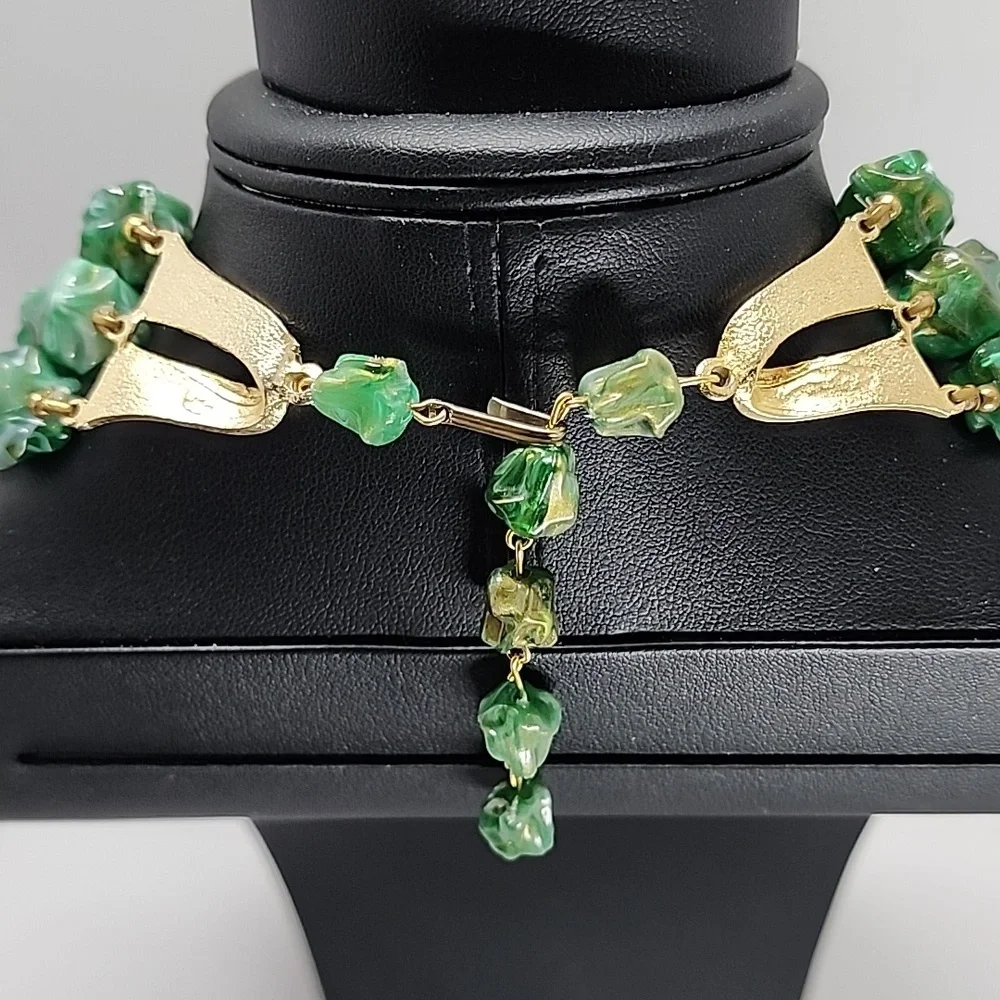 Vintage Elegant Green Beaded Necklace - Picture 7 of 9